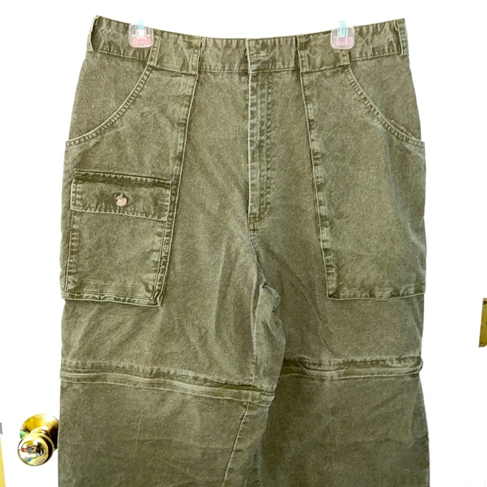 Vintage Men’s Banana Republic REAL Cargo pants. Camo Green. Size 36”w x 34”